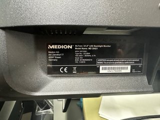 Sillas de oficina ergonómica, mesas y monitores