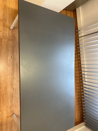 Sillas de oficina ergonómica, mesas y monitores