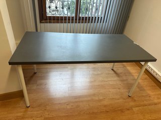 Sillas de oficina ergonómica, mesas y monitores