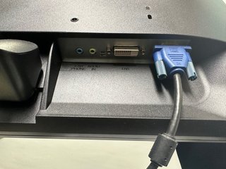 Sillas de oficina ergonómica, mesas y monitores