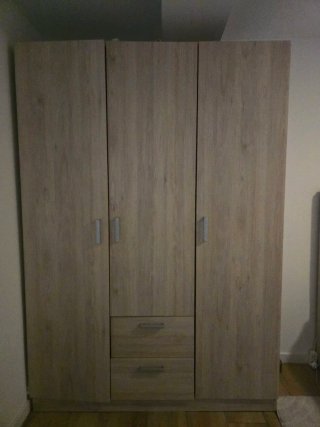 Armario de madera marrón