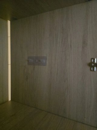 Armario de madera marrón