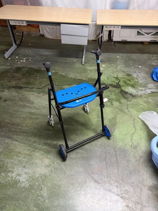 Andador con asiento y ruedas