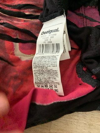 Camiseta tirantes Desigual negra y rosa