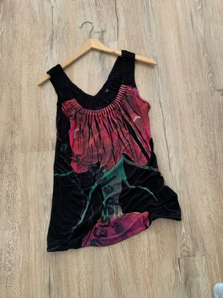 Camiseta tirantes Desigual negra y rosa