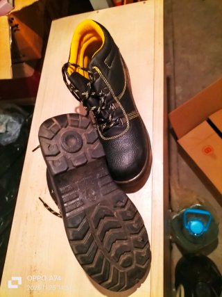 Zapatos de seguridad negros nuevos
