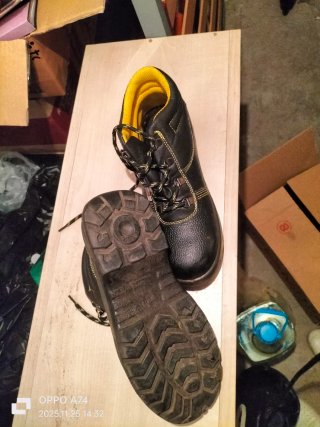 Zapatos de seguridad negros nuevos