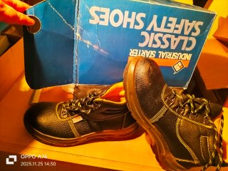 Zapatos de seguridad negros nuevos