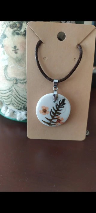 Collar con flores secas y hoja