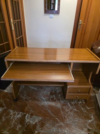 Escritorio de madera con cajones y ruedas