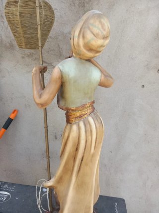 Figura con lámpara de mimbre y bambú