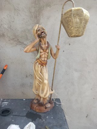Figura con lámpara de mimbre y bambú