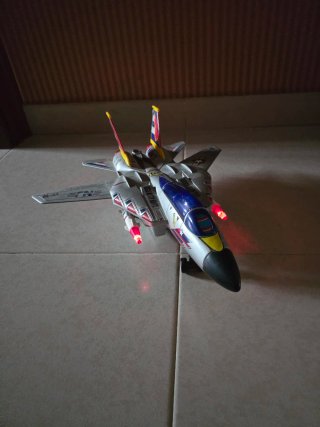 Avión de combate con luces y sonido