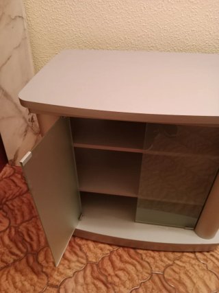 Mesa auxiliar TV con puertas de cristal