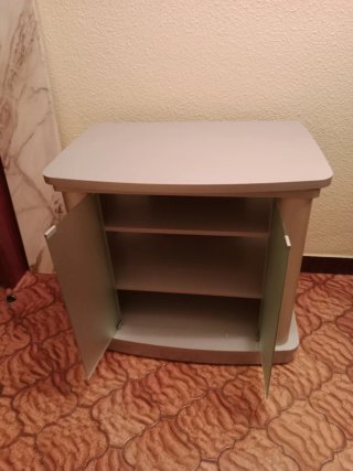 Mesa auxiliar TV con puertas de cristal