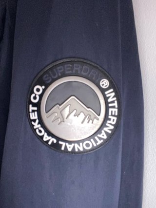 Chaqueta bomber azul con capucha