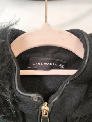 Abrigo Zara Negro con Capucha y Pelo