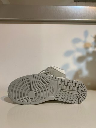 Tênis Jordan Cinza e Branco