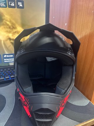 Casco Negro con Diseño Talla M Pagar a mano