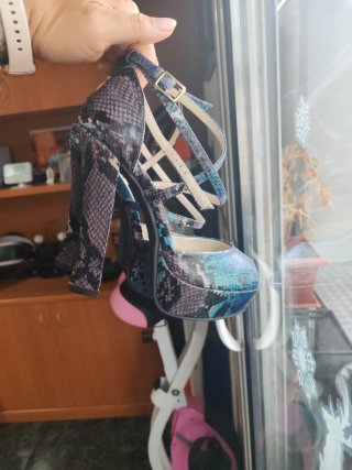 Zapatos de tacón azul y verde
