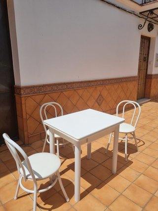 Mesa plegable y sillas blancas