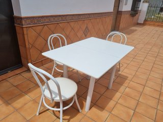 Mesa plegable y sillas blancas