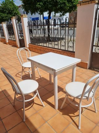 Mesa plegable y sillas blancas