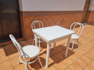 Mesa plegable y sillas blancas
