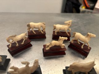 Collezione di 8 figure di cavalli