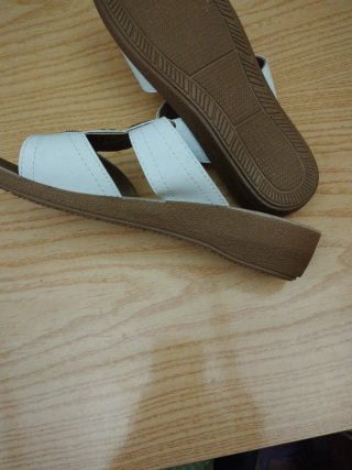 Chanclas blancas con adornos plateados