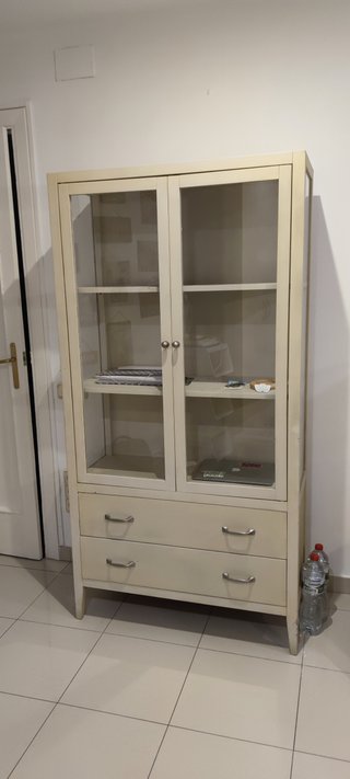 Vitrina de roble con puertas de cristal