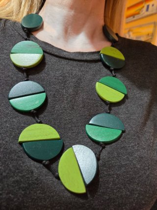 Collana in legno colorata