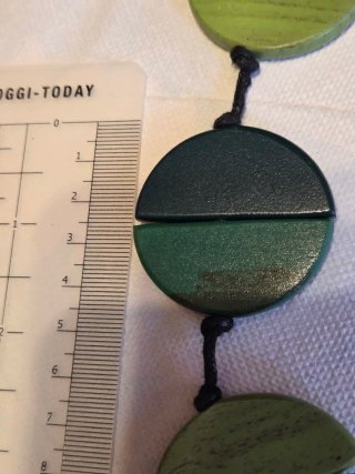 Collana in legno colorata