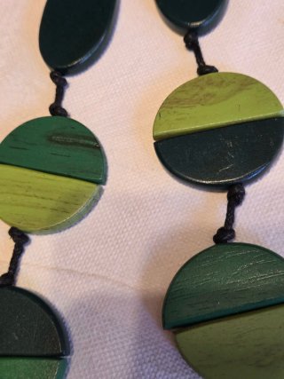 Collana in legno colorata