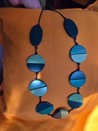 Collana in legno colorata