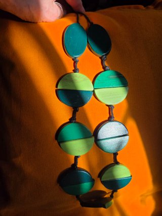 Collana in legno colorata