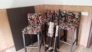 Mesa alta cocina y 4 sillas tapizadas