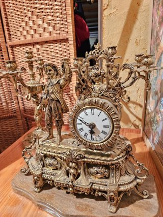 Candelabros y reloj de bronce