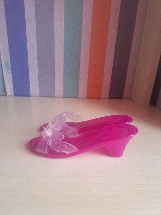 Tacones de niña rosas brillantes