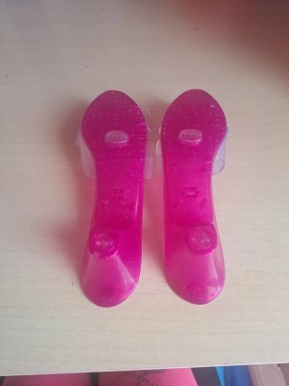 Tacones de niña rosas brillantes