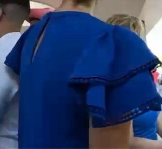 Vestido azul con mangas acampanadas