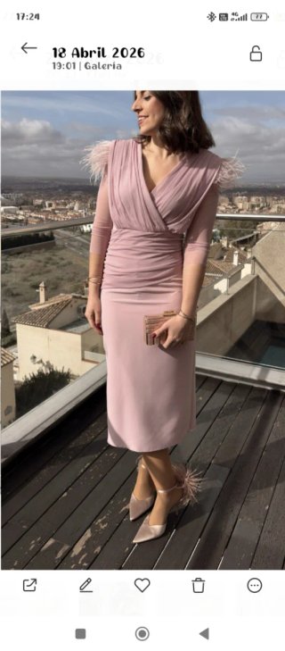 Vestido de fiesta rosa con plumas