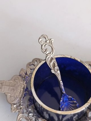 Antico set sale e pepe con cucchiaini