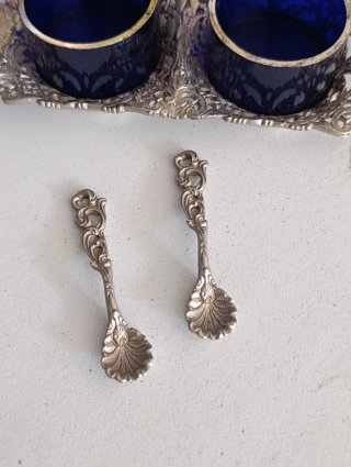 Antico set sale e pepe con cucchiaini