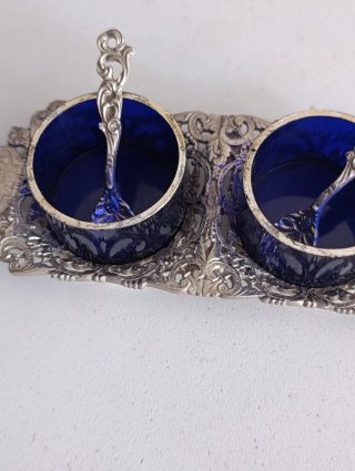 Antico set sale e pepe con cucchiaini