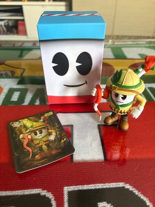 Milfo Explorer Figura y Tarjeta