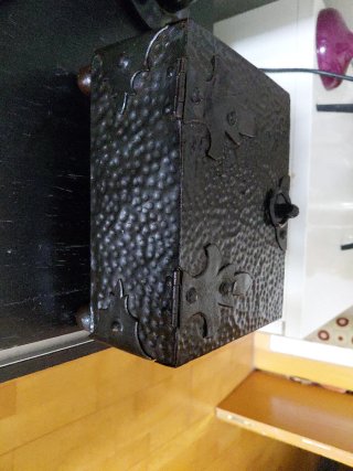 Cofre de hierro forjado y martillado a mano.20x16
