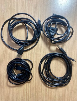 PS4 500 GB Negra + Mando + Cables