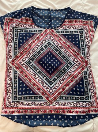 Blusa con estampados geometricos