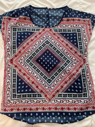 Blusa con estampados geometricos